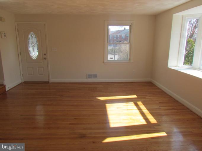 5400 Sagra Road Baltimore, MD 21239 - Photo 22 of 25 Living Room