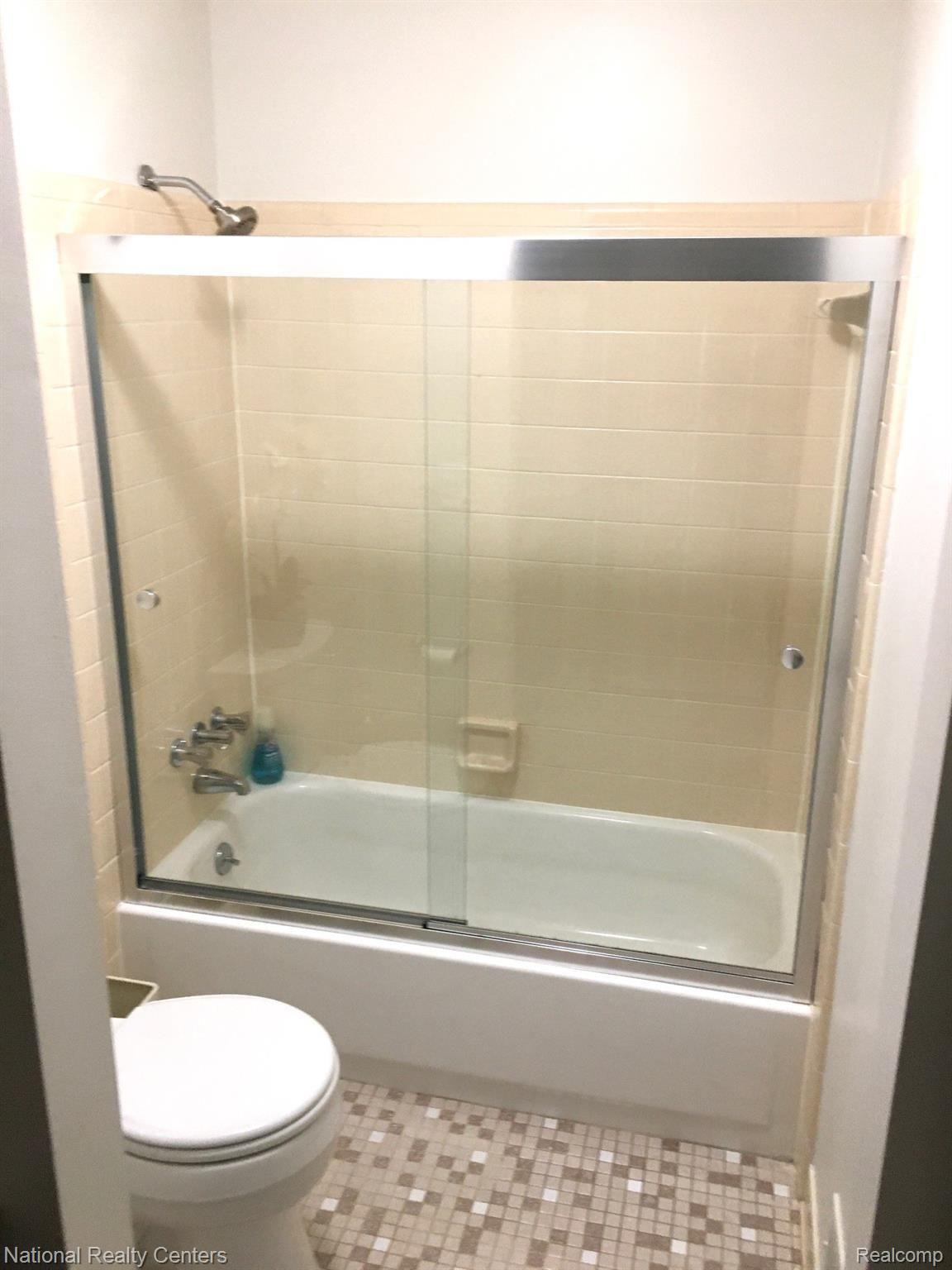 460 Coldiron Drive Rochester, MI 48307 - Photo 22 of 44 Main Bath