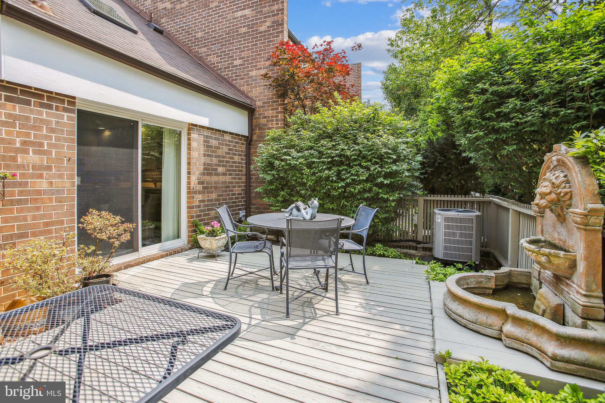 11436 Links Drive Reston, VA 20190 - Photo 3 of 38 Front courtyard