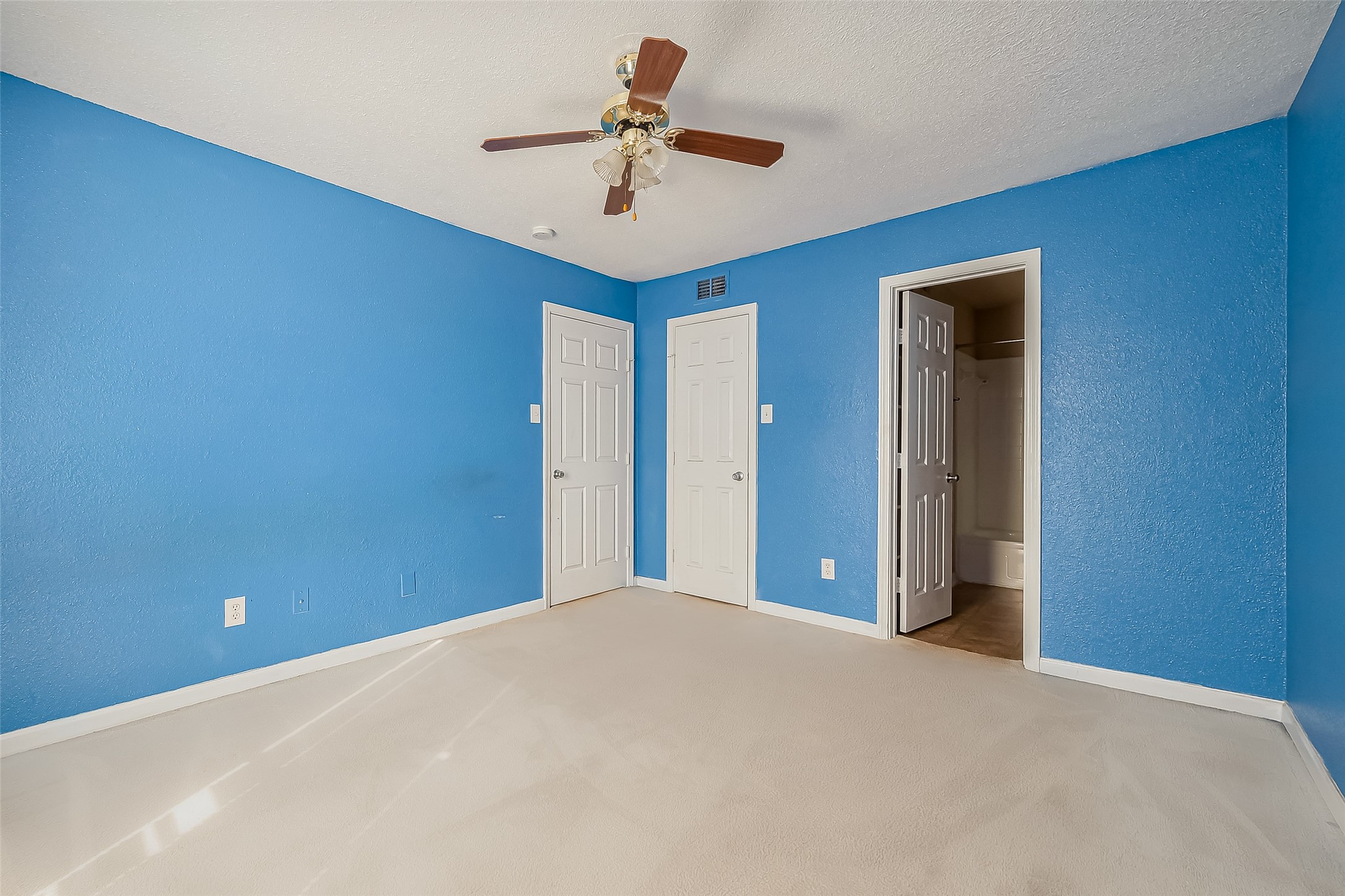 8100 Creekbend Drive, Unit 146 Houston, TX 77071 - Photo 12 of 17 a view of a livingroom with a ceiling fan and a chandelier fan