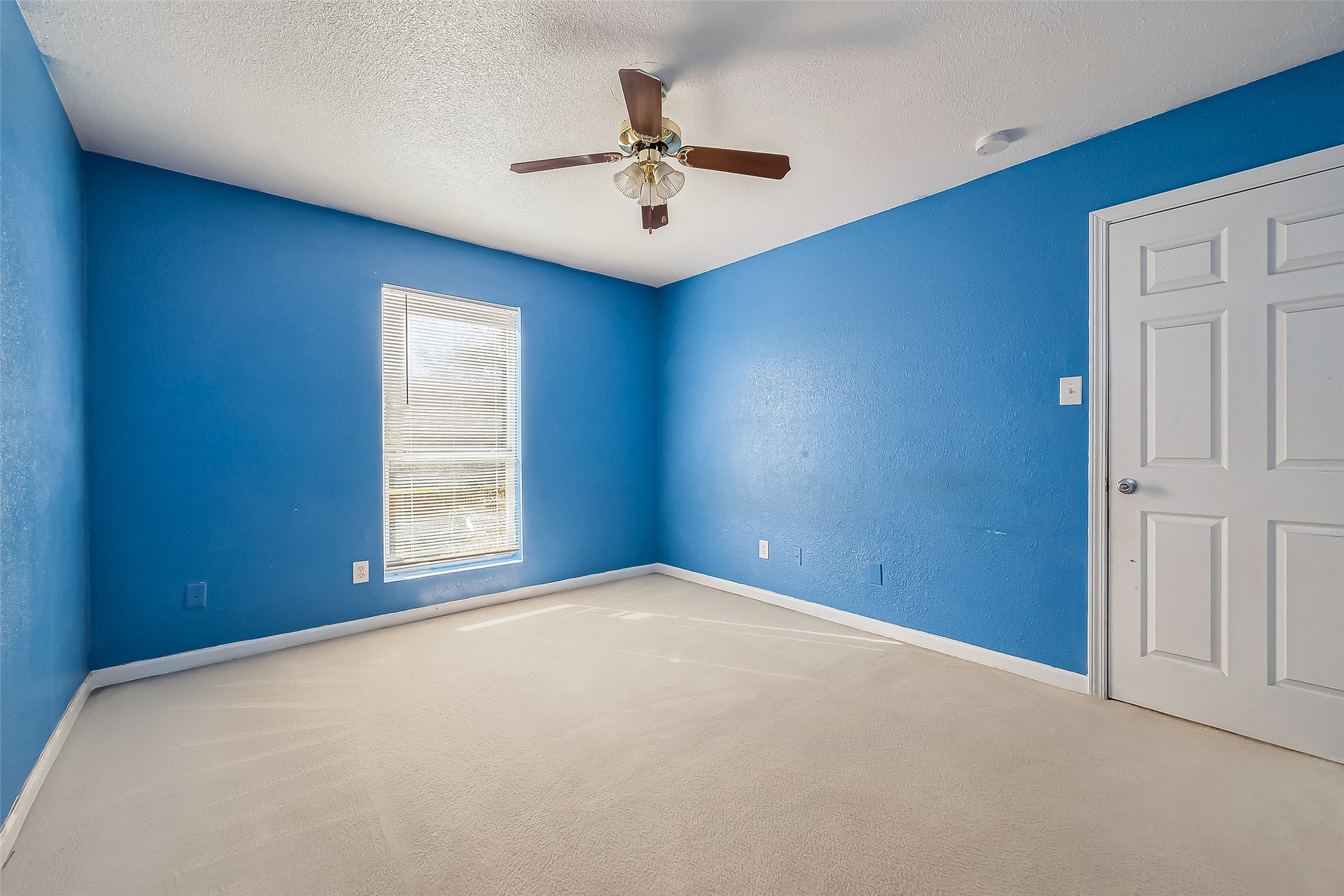 8100 Creekbend Drive, Unit 146 Houston, TX 77071 - Photo 13 of 17 an empty room with windows and ceiling fan