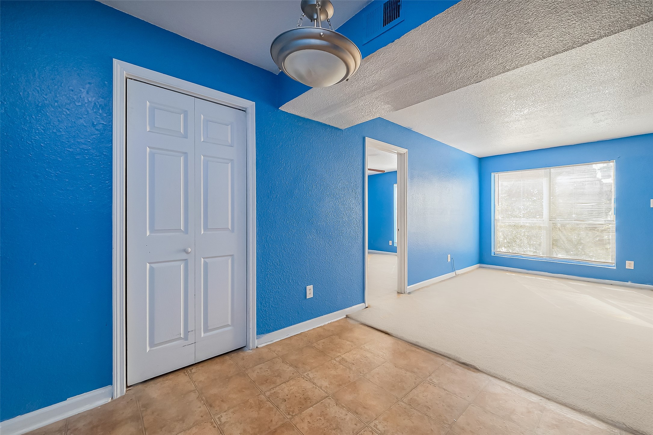 8100 Creekbend Drive, Unit 146 Houston, TX 77071 - Photo 9 of 17 a view of an empty room and window