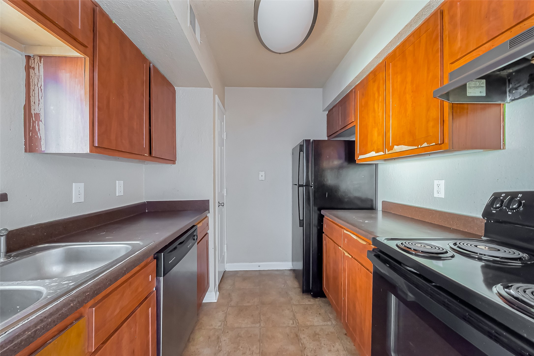 8100 Creekbend Drive, Unit 146 Houston, TX 77071 - Photo 10 of 17 a kitchen that has a sink and a stove