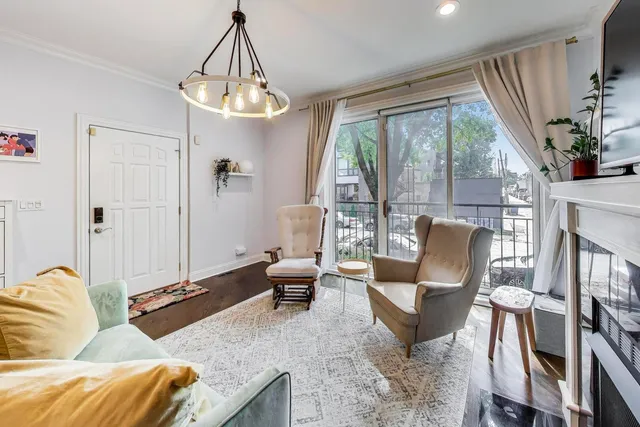 $715,000 | 2510 West Iowa Street, Unit 1, Chicago, IL 60622