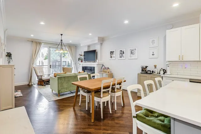 $715,000 | 2510 West Iowa Street, Unit 1, Chicago, IL 60622