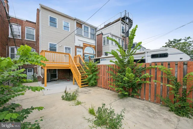 a front view of house and yard with seating space
