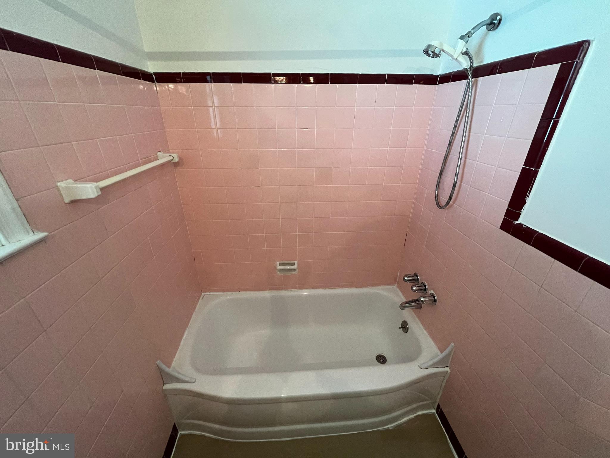 509 Larkspur Street Philadelphia, PA 19116 - Photo 11 of 15 a bathroom with a white bath tub and a shower