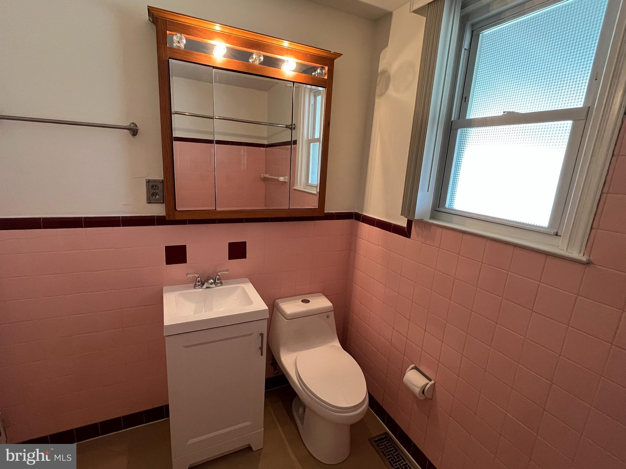509 Larkspur Street Philadelphia, PA 19116 - Photo 10 of 15 a bathroom with a toilet a sink and a mirror