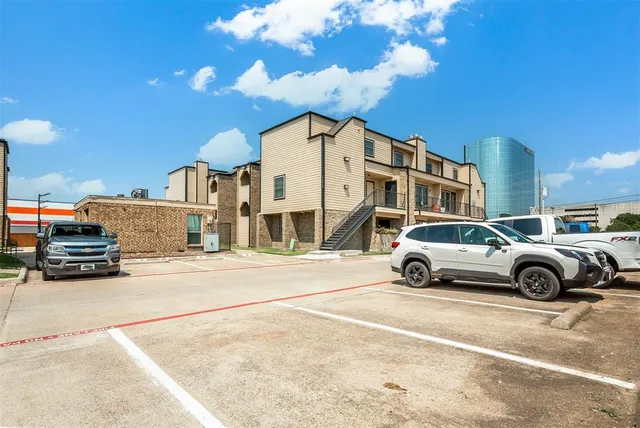 a view of a tennis court