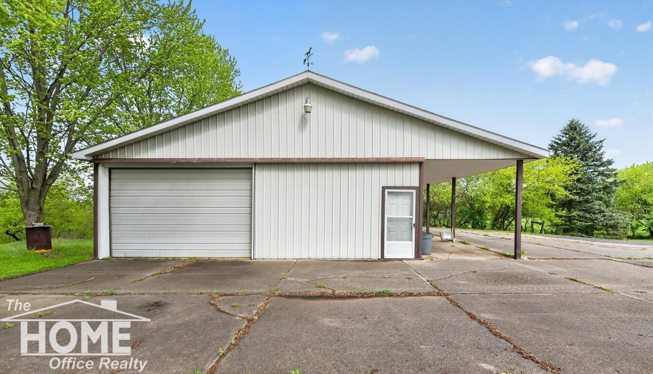 6444 Grand River Road Bancroft, MI 48414 - Photo 5 of 41