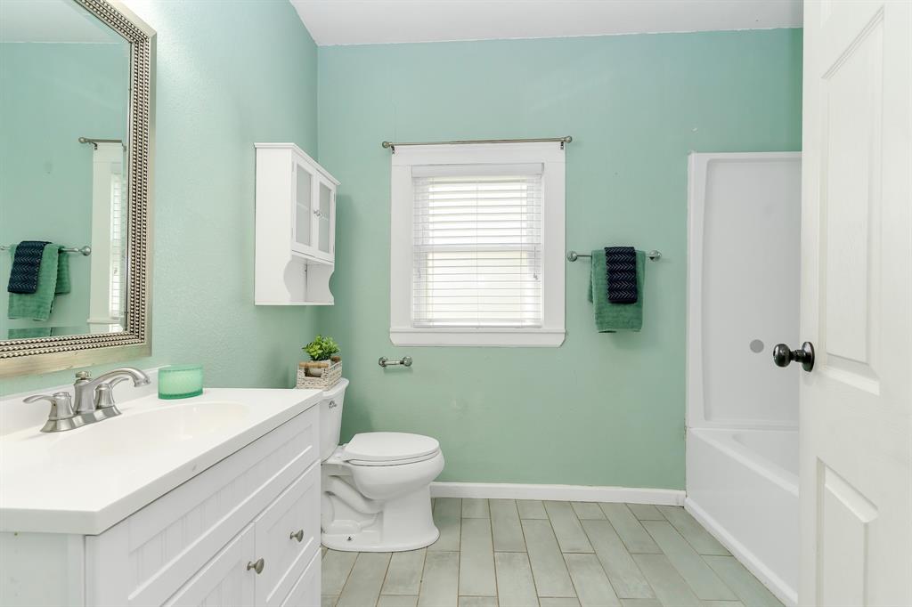 914 Prairie Avenue Cleburne, TX 76033 - Photo 13 of 19 a bathroom with a sink toilet and tub