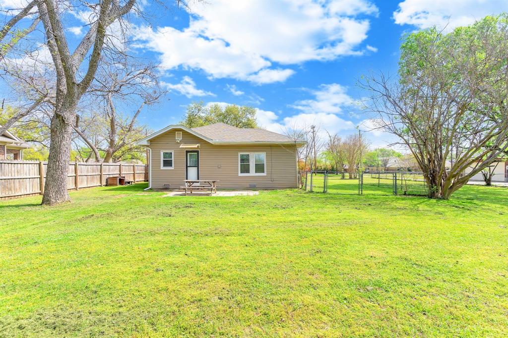 914 Prairie Avenue Cleburne, TX 76033 - Photo 18 of 19 a view of a house with a big yard