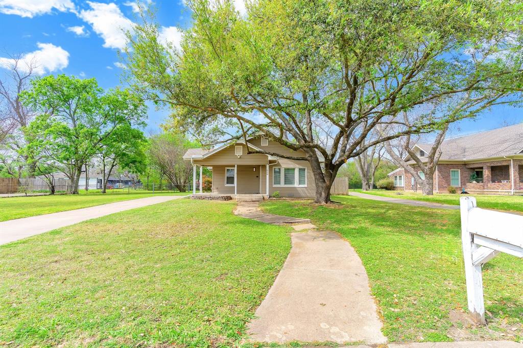 914 Prairie Avenue Cleburne, TX 76033 - Photo 2 of 19 a front view of a house with yard and green space
