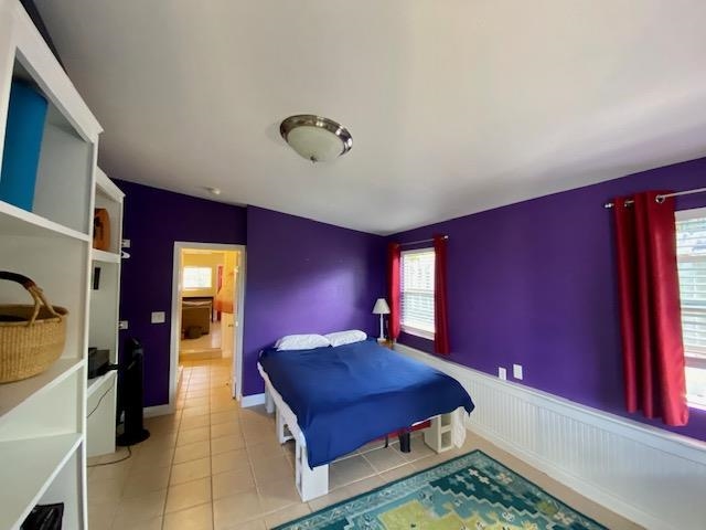 30 Olinda Road Makawao, HI 96768 - Photo 18 of 30 a bedroom with a bed and a chandelier