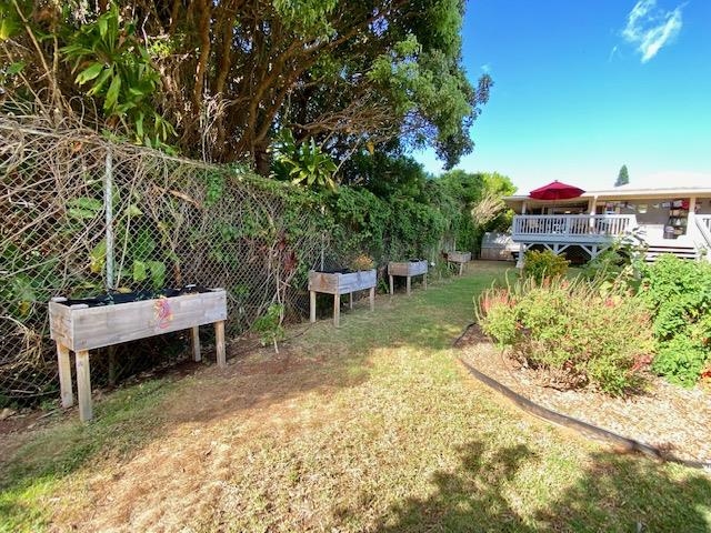 30 Olinda Road Makawao, HI 96768 - Photo 26 of 30 a view of a chairs and table in the patio