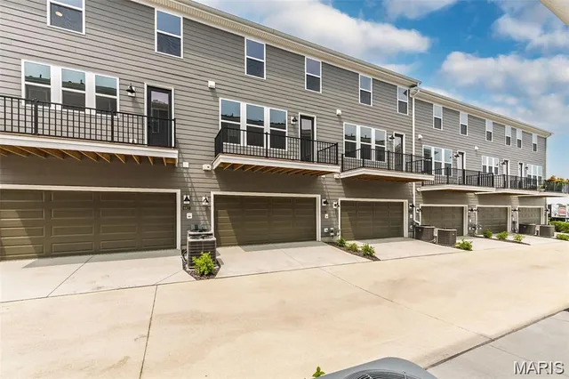 $574,900 | 8916 Gateway Circle, Unit 41805, Richmond Heights, MO 63144