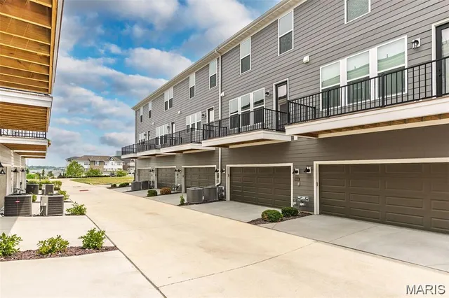 $574,900 | 8916 Gateway Circle, Unit 41805, Richmond Heights, MO 63144