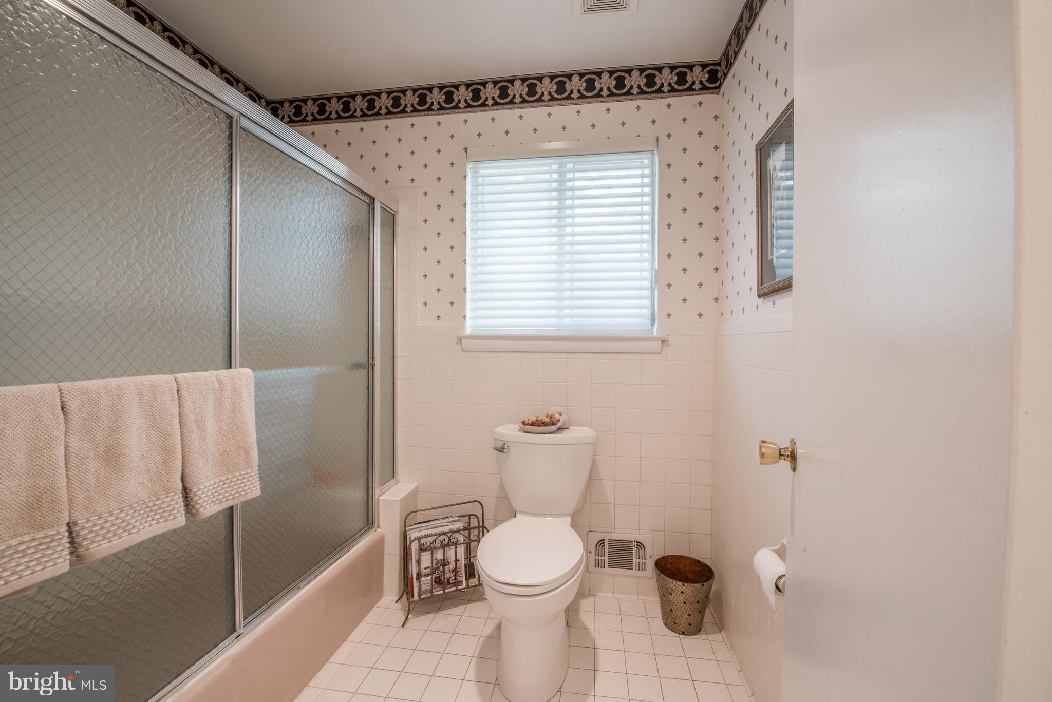 9008 Pittsfield Road Baltimore, MD 21208 - Photo 22 of 30 Hall Bath with tub/shower