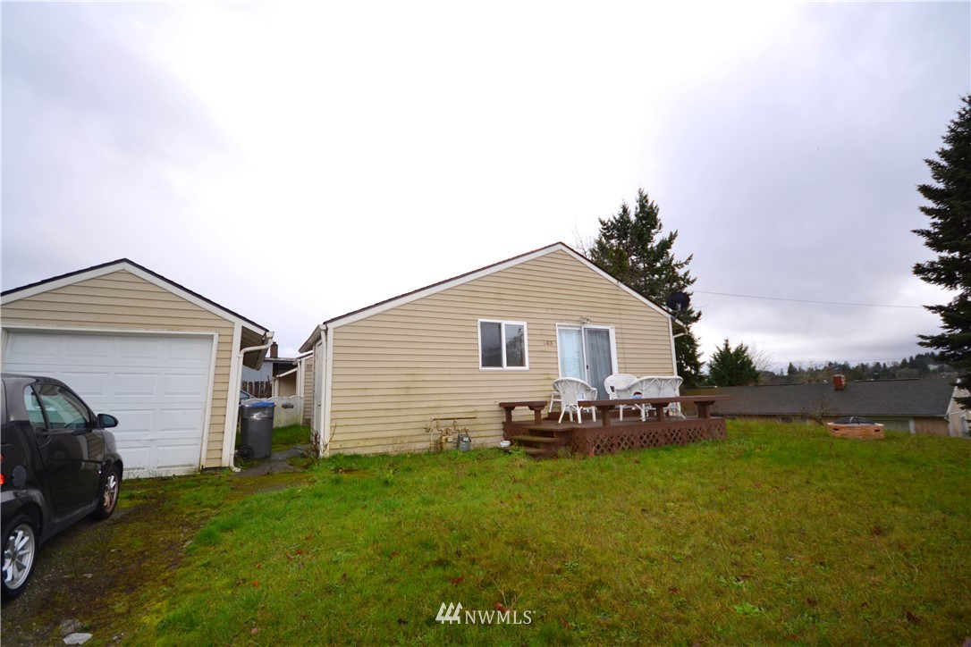 143 Sheridan Road, Unit A&B Bremerton, WA 98310 - Photo 4 of 6 a backyard of a house with table and chairs
