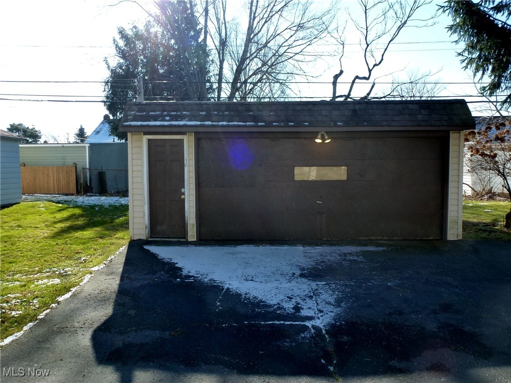 4146 Stonehaven Road Cleveland, OH 44121 - Photo 3 of 25 2 Car Garage