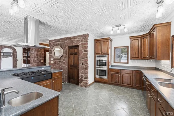 $2,350,000 | 150 Valleygate Drive, Parish, NY 13131