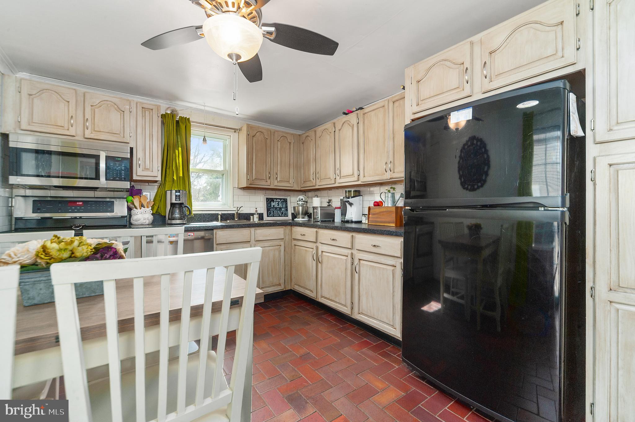 35 Hampton Road Linthicum Heights, MD 21090 - Photo 8 of 32