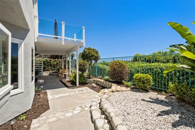 a view of a backyard