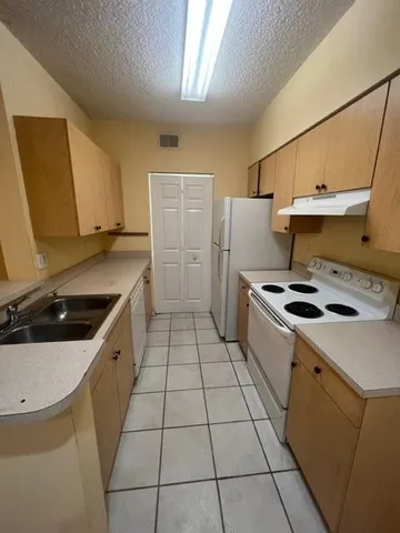 $1,900 | 10282 Fox Trail Road South, Unit 210, Royal Palm Beach, FL 33411