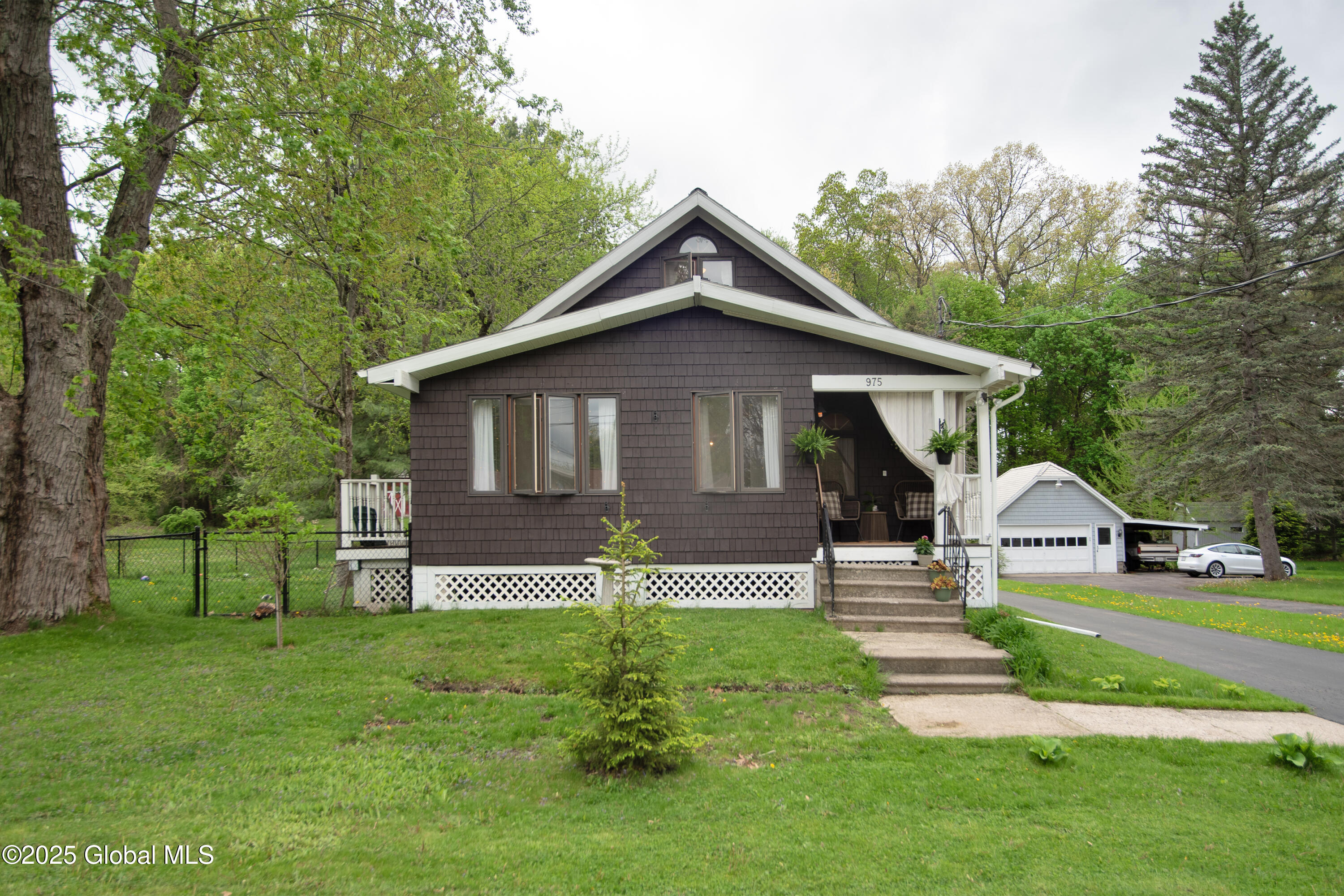 975 Riverview Road Schenectady, NY 12309 - Photo 3 of 45 LEF_4390