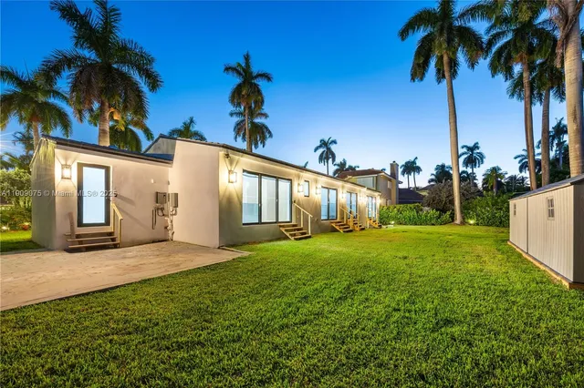 a view of a backyard