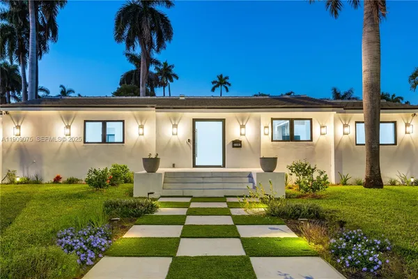 a view of a house with a yard