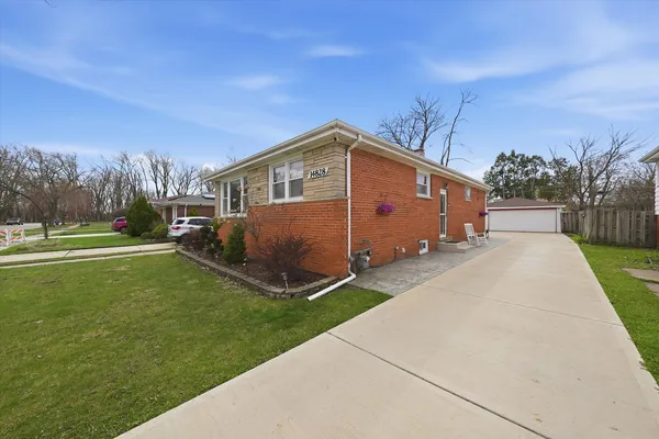 $319,900 | 14828 St Louis Avenue, Midlothian, IL 60445