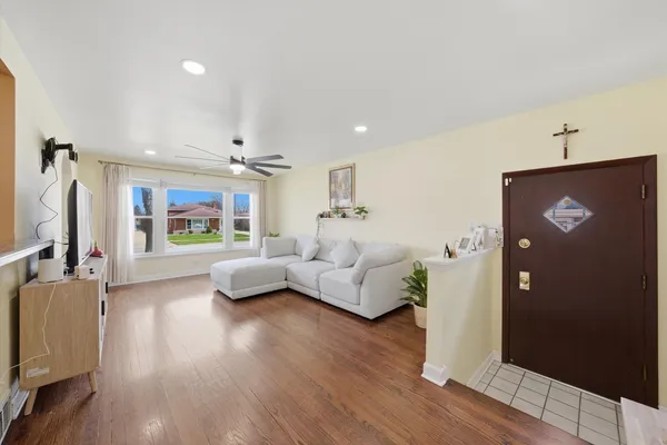 $319,900 | 14828 St Louis Avenue, Midlothian, IL 60445