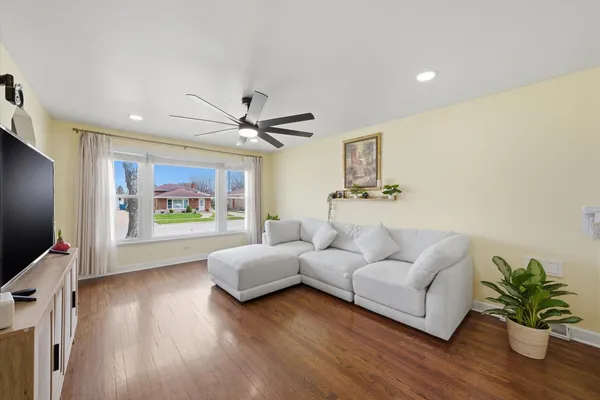$319,900 | 14828 St Louis Avenue, Midlothian, IL 60445