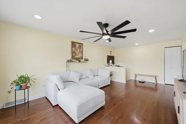 $319,900 | 14828 St Louis Avenue, Midlothian, IL 60445