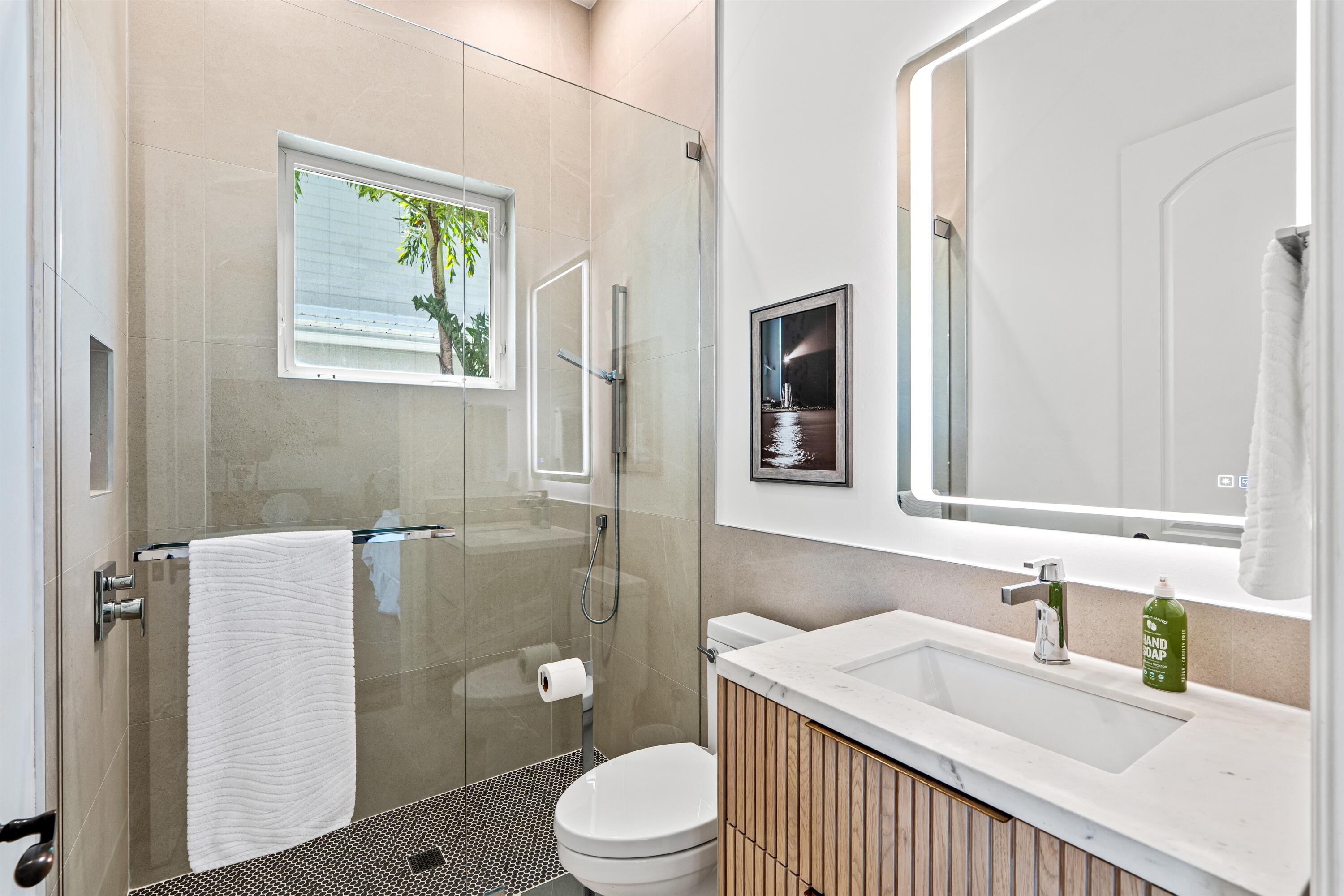 2320 Northeast 34th Court Lighthouse Point, FL 33064 - Photo 22 of 60 BATHROOM_1