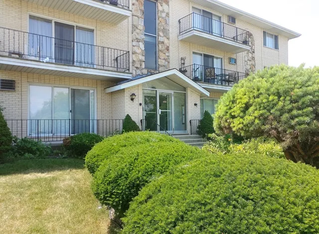 $1,450 | 5825 West 103rd Street, Unit 3SE, Oak Lawn, IL 60453
