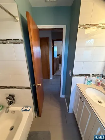 $2,650 | 106 Rochelle Parkway, Unit 2, Saddle Brook, NJ 07663