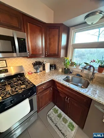 $2,650 | 106 Rochelle Parkway, Unit 2, Saddle Brook, NJ 07663