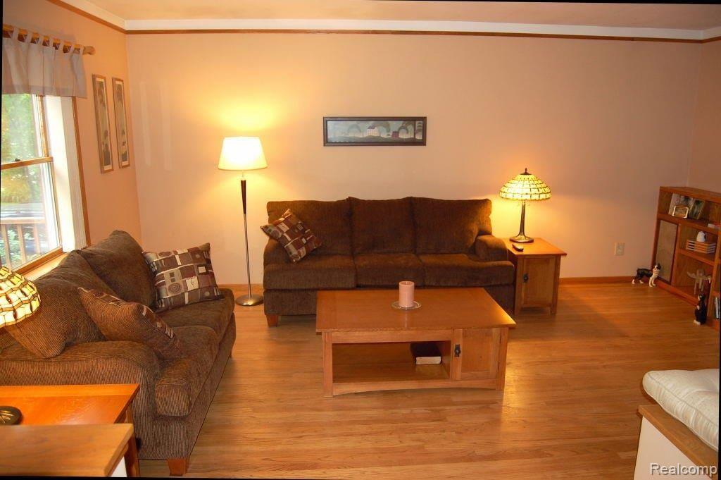 Living Rm w/hardwood flr