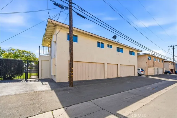 a view of a house with backyard