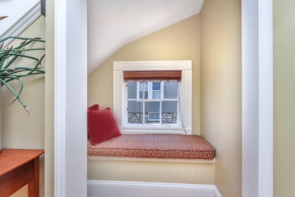 19 Boardman Avenue Melrose, MA 02176 - Photo 4 of 40