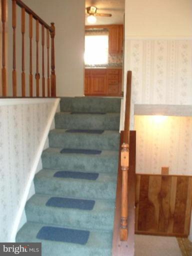 12202 Deka Road Clinton, MD 20735 - Photo 2 of 16 Entrance / Foyer
