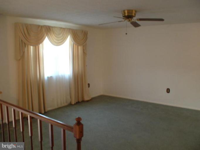 12202 Deka Road Clinton, MD 20735 - Photo 3 of 16 Living Room