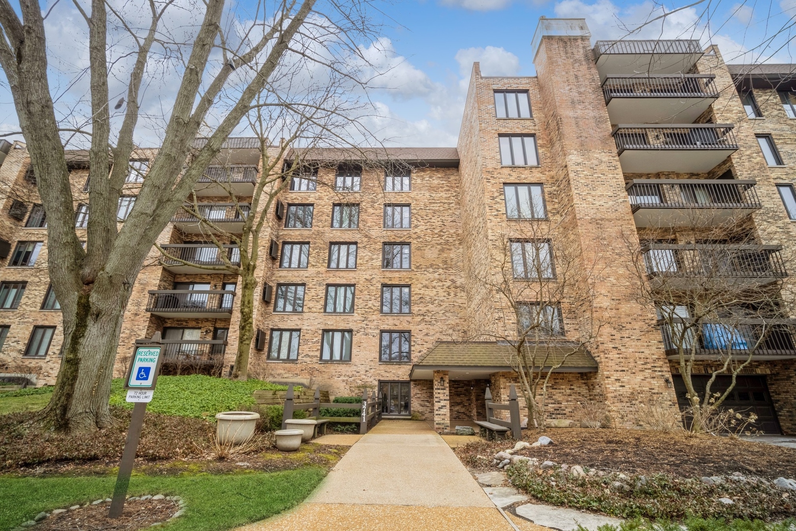 3741 Mission Hills Road, Unit 501 Northbrook, IL 60062 - Photo 1 of 16 Gallery Image 1