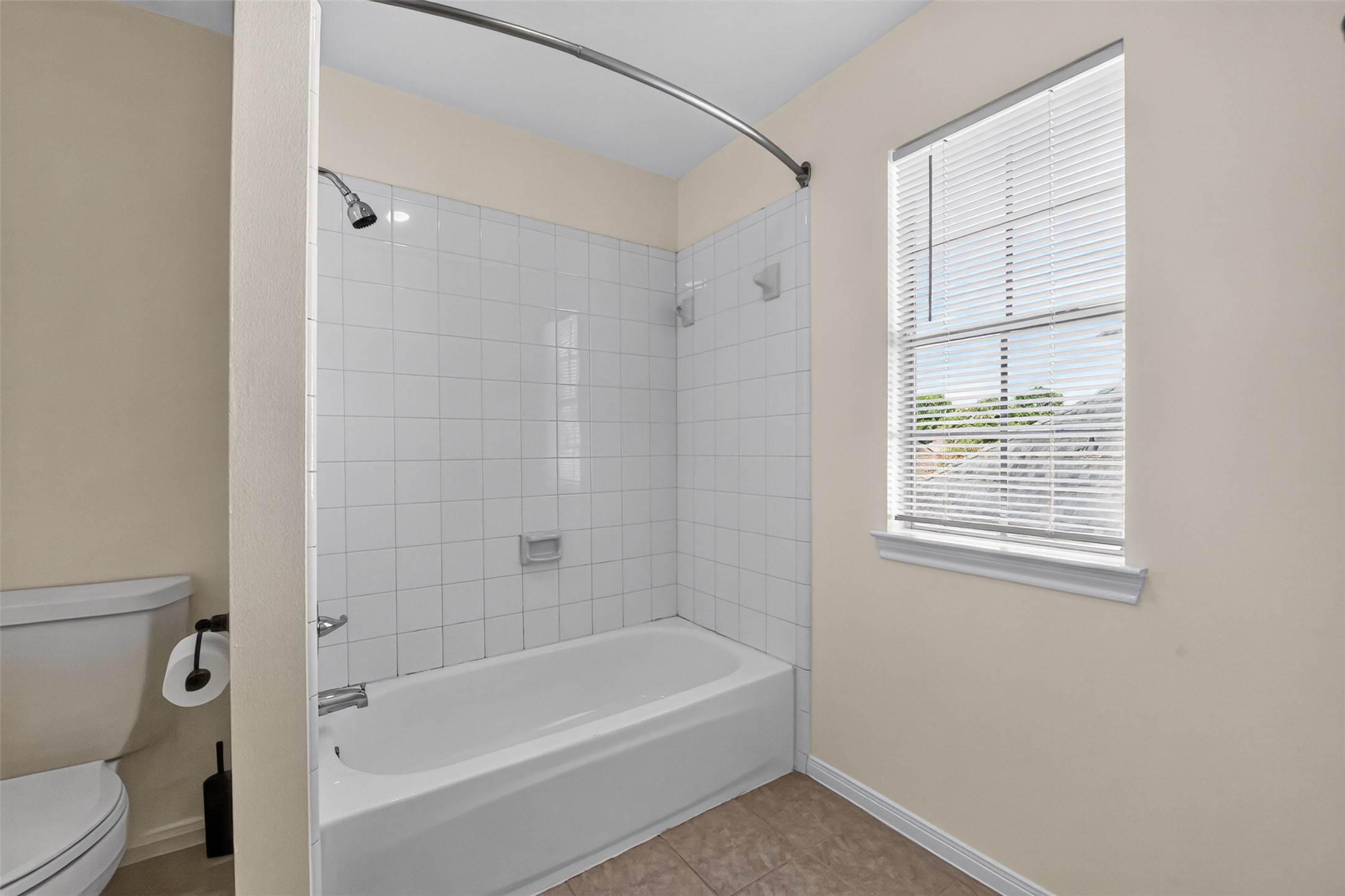 6006 Matt Road Humble, TX 77346 - Photo 22 of 34 Secondary bathroom with tub/shower condo.