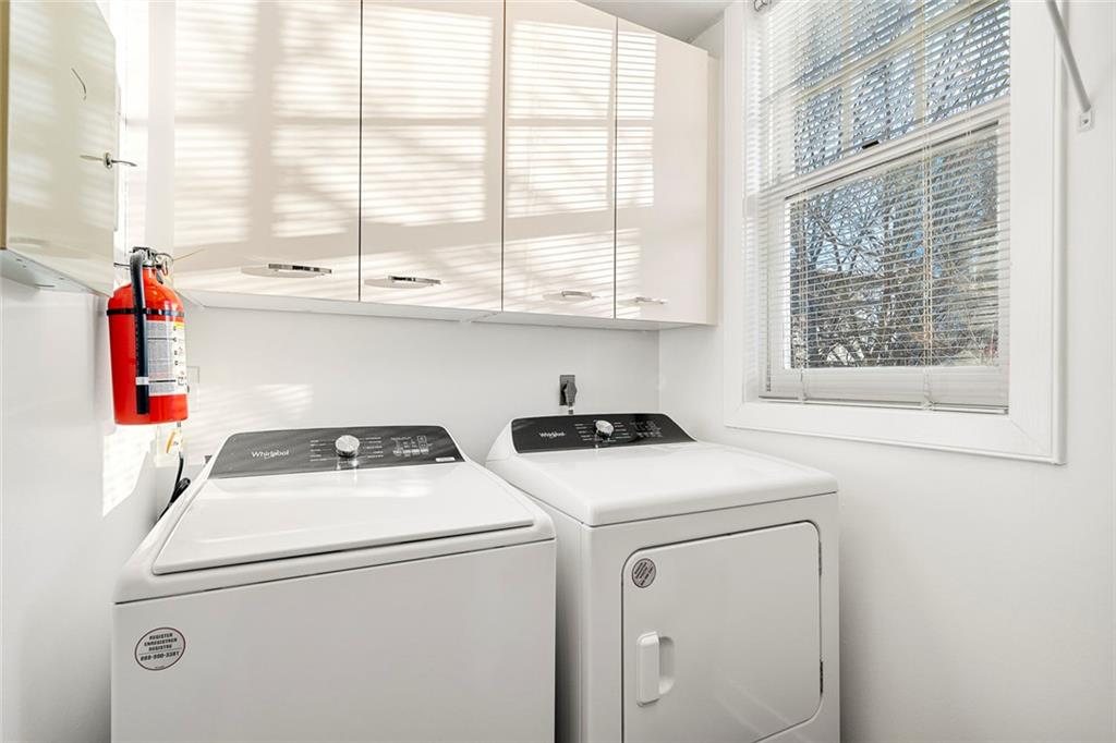 2840 Peachtree Road Northwest, Unit 502 Atlanta, GA 30305 - Photo 15 of 27 a utility room with dryer and washer