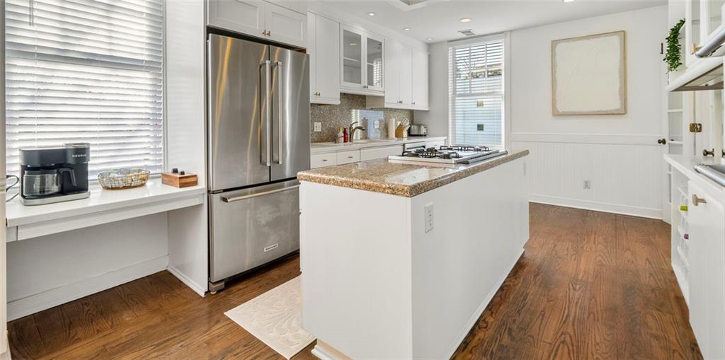 2840 Peachtree Road Northwest, Unit 502 Atlanta, GA 30305 - Photo 8 of 27 a kitchen with a sink stove and refrigerator