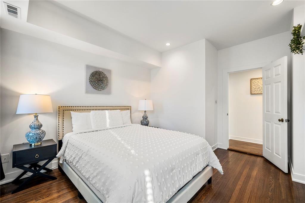 2840 Peachtree Road Northwest, Unit 502 Atlanta, GA 30305 - Photo 10 of 27 a bedroom with a bed and a lamp