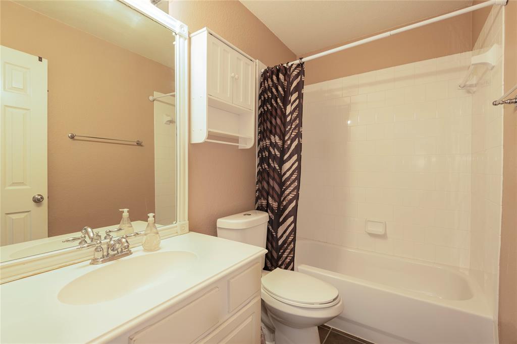 2104 Trinity Lane McKinney, TX 75072 - Photo 20 of 40 Secondary bathroom located between the second and third bedroom